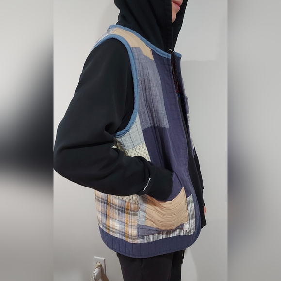 Sleeveless jacket made from an old short point.Unisex - Picture 4 of 10